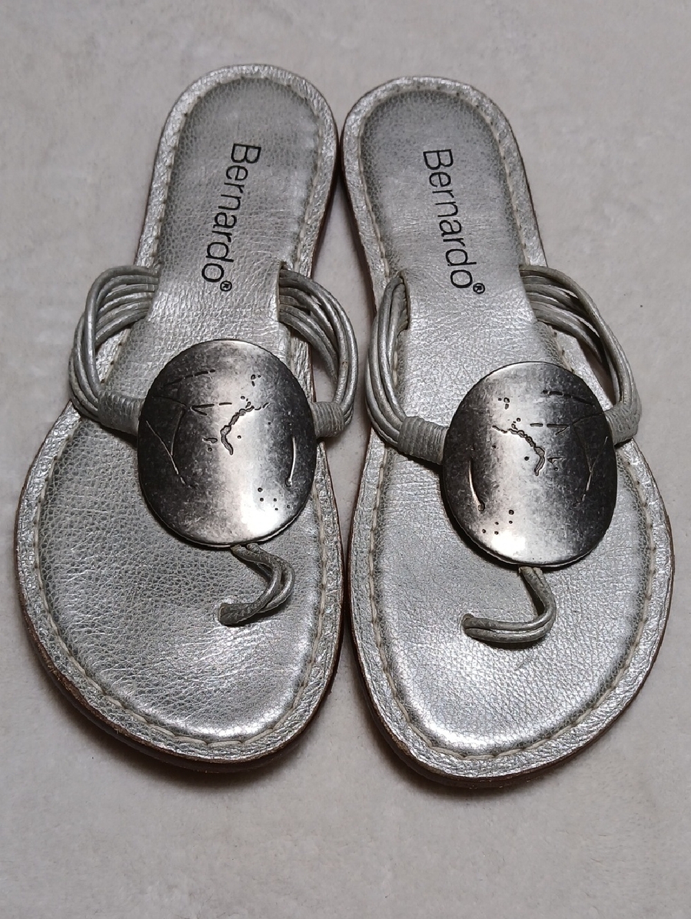 Bernardo Silver Thong Sandals Whit Medallion Logo Size 10 - Picture 2 of 6